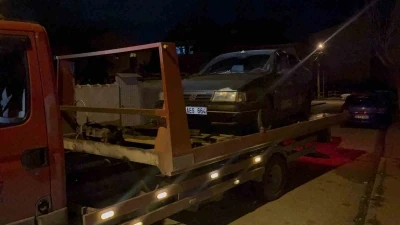 S&uuml;r&uuml;c&uuml; &rsquo;dur&rsquo; ihtarına uymayıp ka&ccedil;tı, ara sokakta terk ettiği araca 27 bin TL para cezası kesildi
