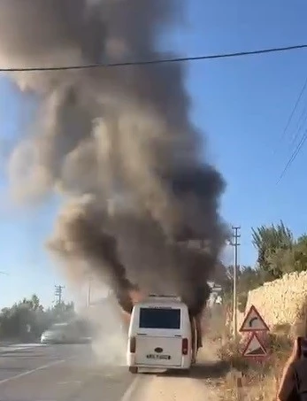 Sürücü yolcuları tahliye etti, minibüs alev alev yandı
