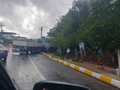Sürücünün hakimiyetini kaybettiği tır kaldırıma çıktı
