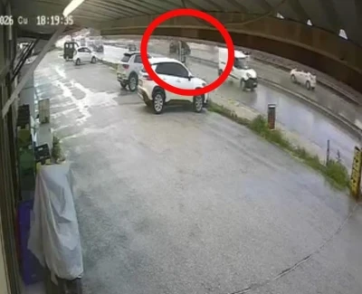 S&uuml;r&uuml;c&uuml;s&uuml; markete gitti, el freni &ccedil;ekilmeyen otomobil ana yola &ccedil;ıktı

