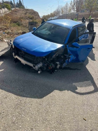 Sürücüsünün direksiyon hakimiyetini kaybettiği otomobil refüje çıktı
