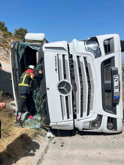 Sürücüsünün direksiyon hakimiyetini kaybettiği tır devrildi: 1 yaralı
