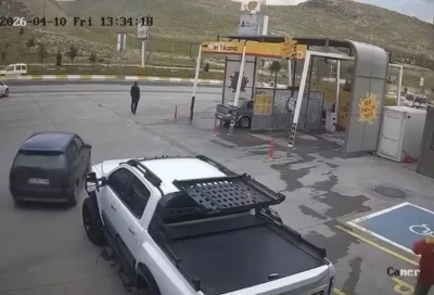 S&uuml;r&uuml;c&uuml;s&uuml;n&uuml;n el frenini &ccedil;ekmeyi unuttuğu otomobil anayola &ccedil;ıktı

