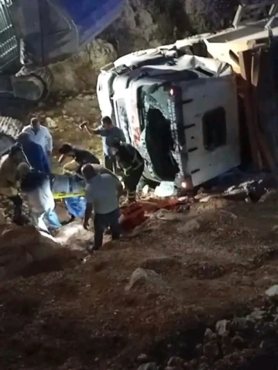 Sürücüsünün kontrolünü kaybettiği kamyon uçurumdan yuvarlandı
