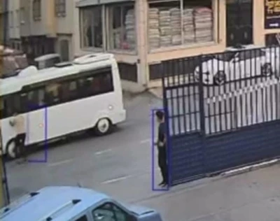 Sürücüsüz ilerleyen aracı böyle durdurdu
