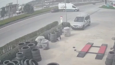 S&uuml;r&uuml;c&uuml;s&uuml;z minib&uuml;s yola &ccedil;ıktı, seyir halindeki ara&ccedil;ların arasına daldı
