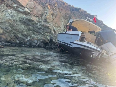S&uuml;r&uuml;klenen tekne kayalıklara &ccedil;arptı

