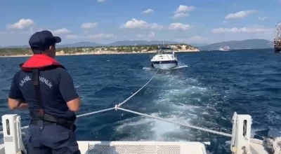 S&uuml;r&uuml;klenen teknedeki 4 kişi kurtarıldı
