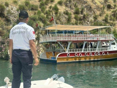 S&uuml;r&uuml;klenen teknedeki turistleri jandarma tahliye etti
