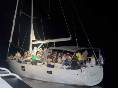 Sürüklenen yelkenli teknedeki 78 düzensiz göçmen kurtarıldı
