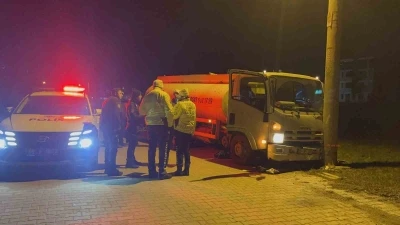 S&uuml;r&uuml;y&uuml; ezmemek i&ccedil;in manevra yapınca beton direğe &ccedil;arptı
