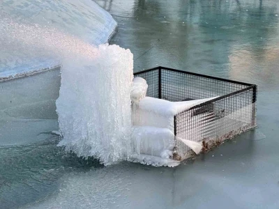 S&uuml;s havuzları buz heykeline d&ouml;n&uuml;şt&uuml;
