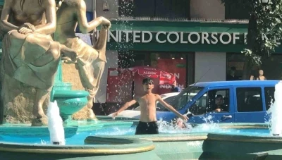 Süs havuzunda eğlenen çocuk kameraya kaydedildiğini anlayınca komik hareketler sergiledi
