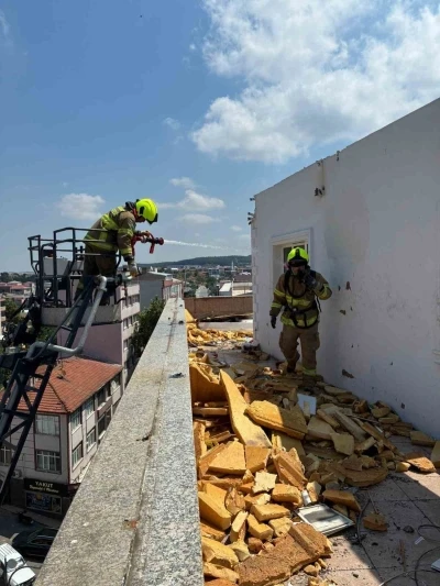 Susurluk&rsquo;ta bir binanın &ccedil;atısında &ccedil;ıkan yangın s&ouml;nd&uuml;r&uuml;ld&uuml;
