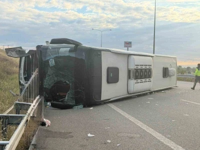 Susurluk&rsquo;ta yolcu otob&uuml;s&uuml; devrildi: 25 yaralı
