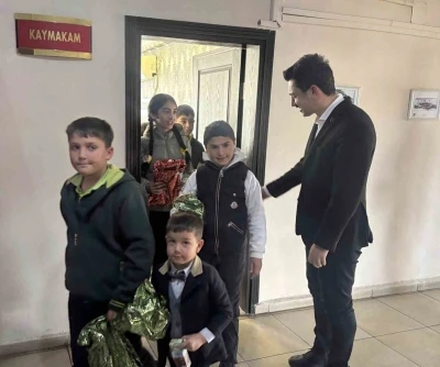 Susuz&rsquo;da &ouml;ğrencilerden kaymakama anlamlı ziyaret
