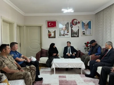 Susuz Kaymakamı &Ouml;zt&uuml;rk&rsquo;ten şehit ailesine anlamlı ziyaret
