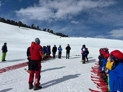 Susuz Kaymakamı Tutal&rsquo;dan geleceğin kayak&ccedil;ılarına moral ziyareti
