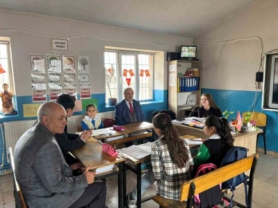 Susuz Kaymakamı Tutal, öğretmen ve öğrencilerle buluştu
