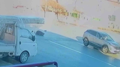 SUV aracın &ccedil;arptığı yaya yola savrularak yaralandı
