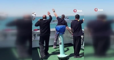 S&uuml;veyş&rsquo;te T&uuml;rk denizciler, T&uuml;rk savaş gemilerini bayrakla selamladı