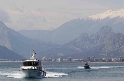Suyun altını &uuml;st&uuml;ne getiriyor, can kurtarmak i&ccedil;in saniyelerle yarışıyorlar
