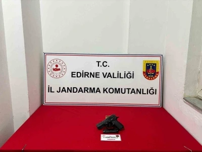 Tabancayla ateş ederken arkadaşını yaraladı
