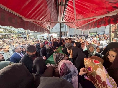 Taciz mağduru gen&ccedil; kız son yolculuğuna g&ouml;zyaşları ile uğurlandı
