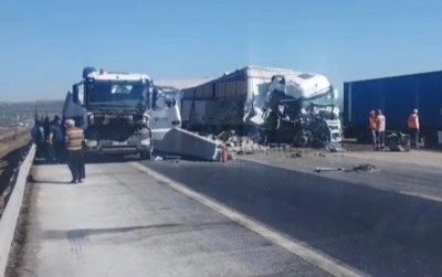 TAG Otoyolu’nda 2 tır çarpıştı: 2 yaralı