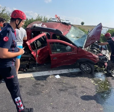TAG Otoyolu&rsquo;nda otomobil bariyerlere &ccedil;arptı: 1&rsquo;i &ccedil;ocuk 5 yaralı

