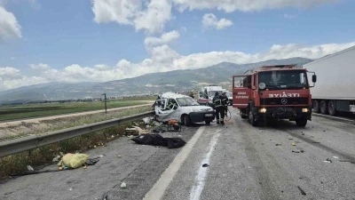 TAG Otoyolu&rsquo;nda tır hafif ticari araca arkadan &ccedil;arptı: 2 &ouml;l&uuml;, 2 yaralı
