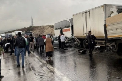TAG Otoyolu&rsquo;nda zincirleme trafik kazası: 1&rsquo;i ağır 5 yaralı
