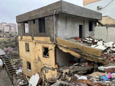 Tahliye edilen bina yağışlara dayanamayarak &ccedil;&ouml;kt&uuml;

