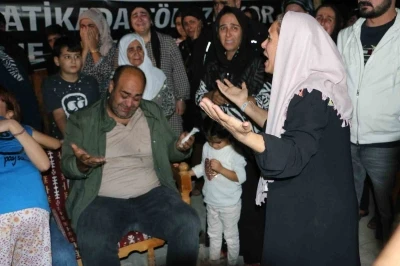 Tahliye olan Güran’lar cezaevinden çıktı, Narin’in mezarını ziyaret etti
