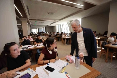 Tahmazoğlu, Şahinbey Millet Kütüphanesi’nde öğrencileri ziyaret etti
