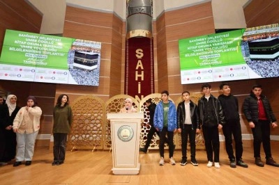 Tahmazoğlu, Umre&rsquo;ye gidecek gen&ccedil;lerle bir araya geldi