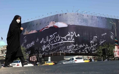 Tahran&rsquo;ın kalbindeki meydana "tabutta yatan Trump" afişi asıldı
