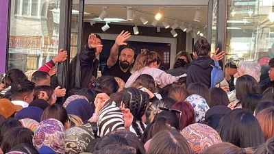 Takı ve kozmetik ürün mağazası açılışında izdiham
