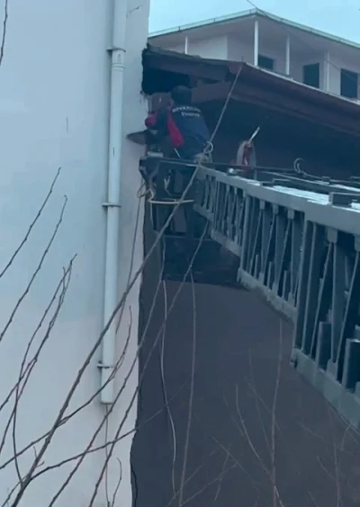 Takıldığı ipte asılı kalan g&uuml;vercin kurtarıldı
