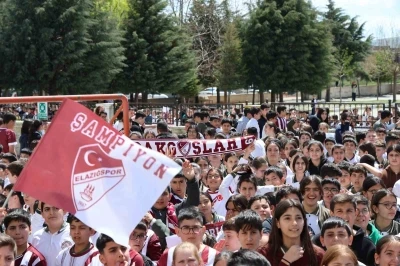 Takım kaptanına sarılmak i&ccedil;in g&ouml;zyaşı d&ouml;ken &ouml;ğrenciye anlamlı jest
