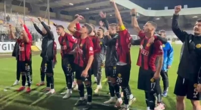 Takım oyuncuları taraftarlarla küfürlü tezahürat yapıp, bir de tempo tuttu
