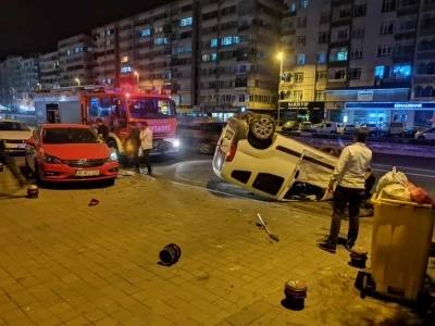 Takla atan hafif ticari araç park halindeki 2 otomobile çarptı: 3 yaralı
