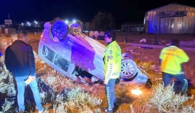 Takla atan hafif ticari aracın sürücüsü kaçarak kayıplara karıştı
