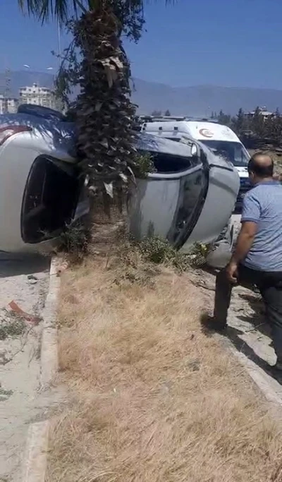 Takla atan otomobil ağaça çarparak durabildi
