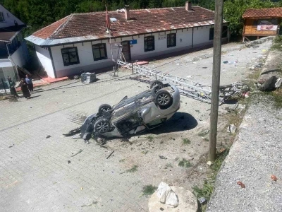 Takla atan otomobil aydınlatma direğine &ccedil;arptı: 1 yaralı

