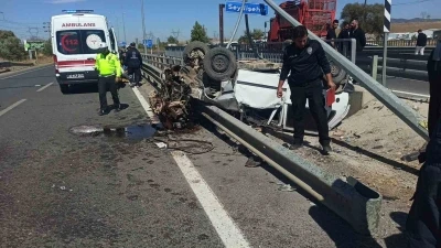 Takla atan otomobil direğe ve bariyerlere çarptı: 2 yaralı
