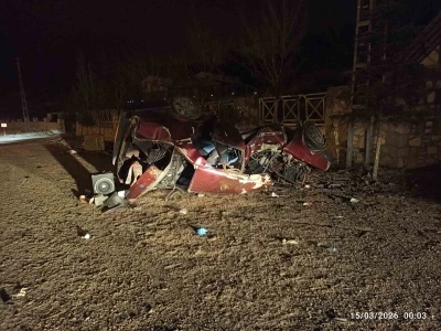 Takla atan otomobil hurdaya d&ouml;nd&uuml;, 2 kişi ağır yaralandı
