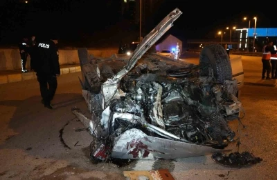 Takla atan otomobil hurdaya döndü: 2 yaralı
