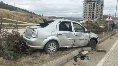 Takla atan otomobil orta refüje çıktı: 2 yaralı
