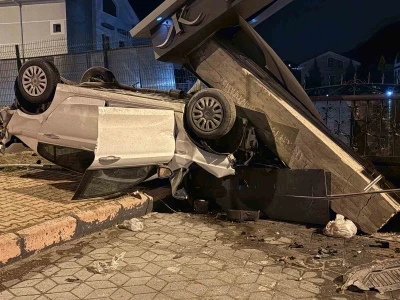 Takla atan otomobil sitenin girişini yıktı: 1 yaralı
